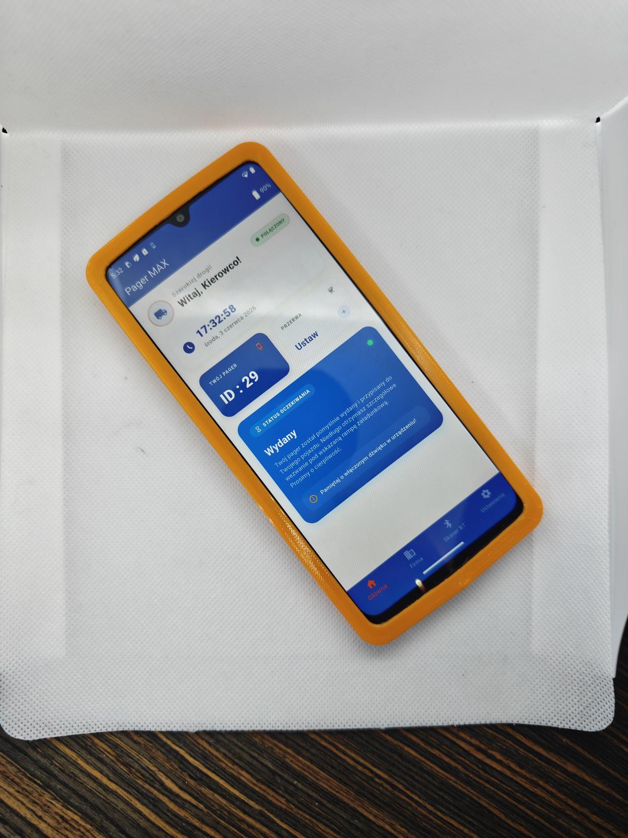 Urządzenie PagerMAX w pomarańczowej obudowie z aplikacją kierowcy